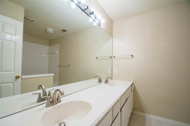 Building Photo - 11139 Still Hollow Dr