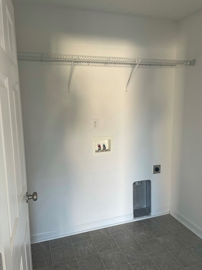 Building Photo - 3215 Lauderdale Ln