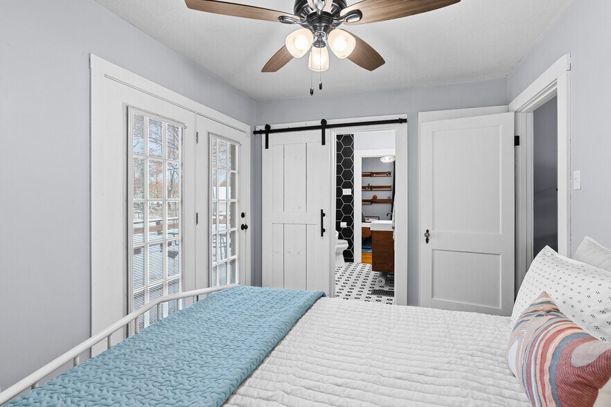 Building Photo - 1120 W Broadway