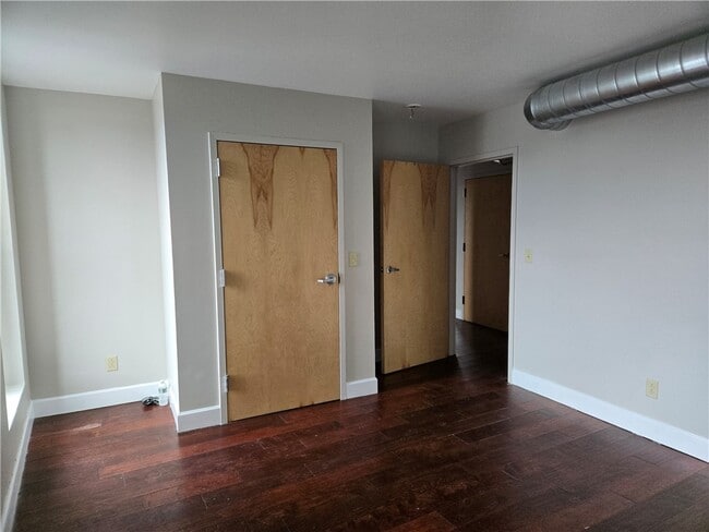 Building Photo - 320 East Ave