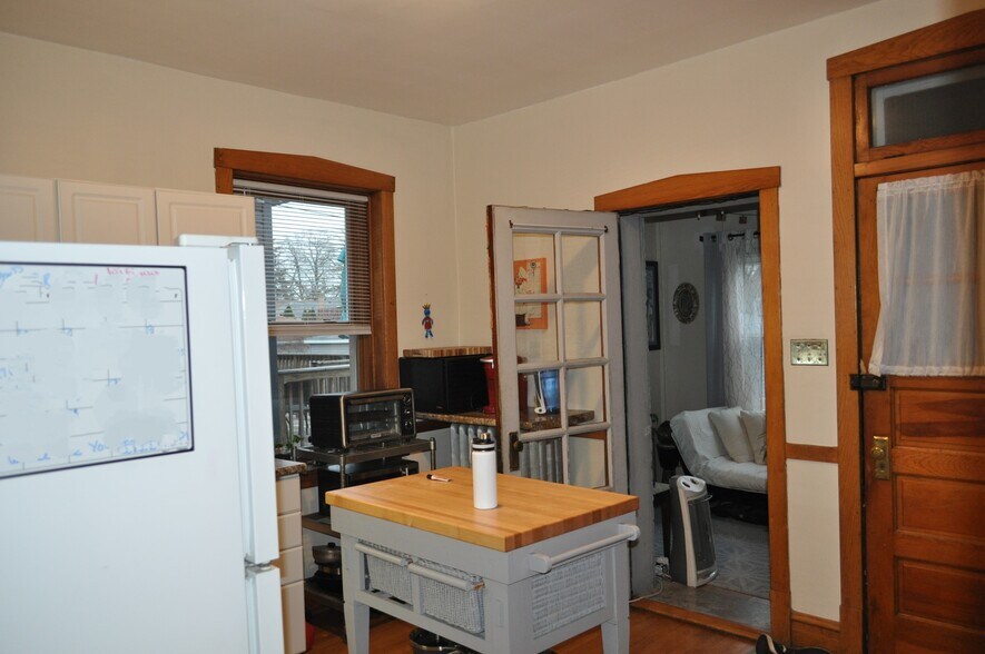 Building Photo - 5105 W Cornelia Ave