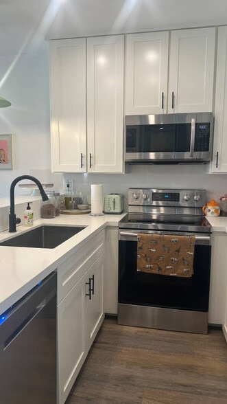 Building Photo - 11645 Montana Ave