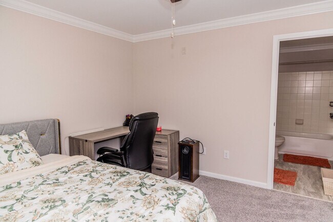Building Photo - 2 Bedroom/ 2 bath - entry level END UNIT with side balcony- Fully Furnished and only a $500 depos...