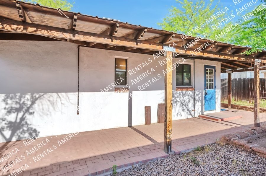 Building Photo - 121 W Birdman Dr