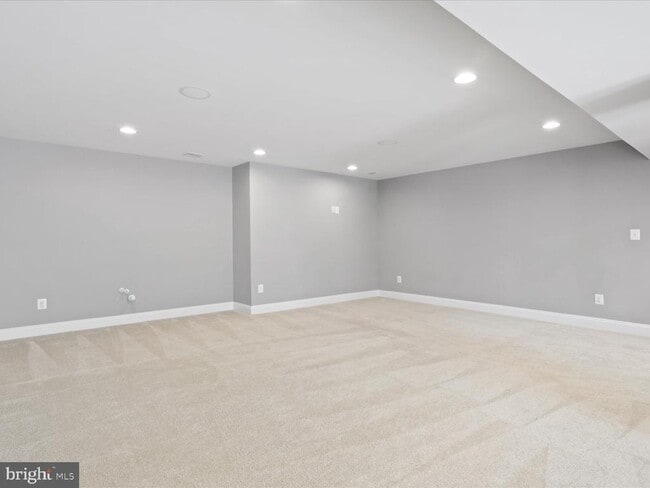 Building Photo - 41595 Revival Dr