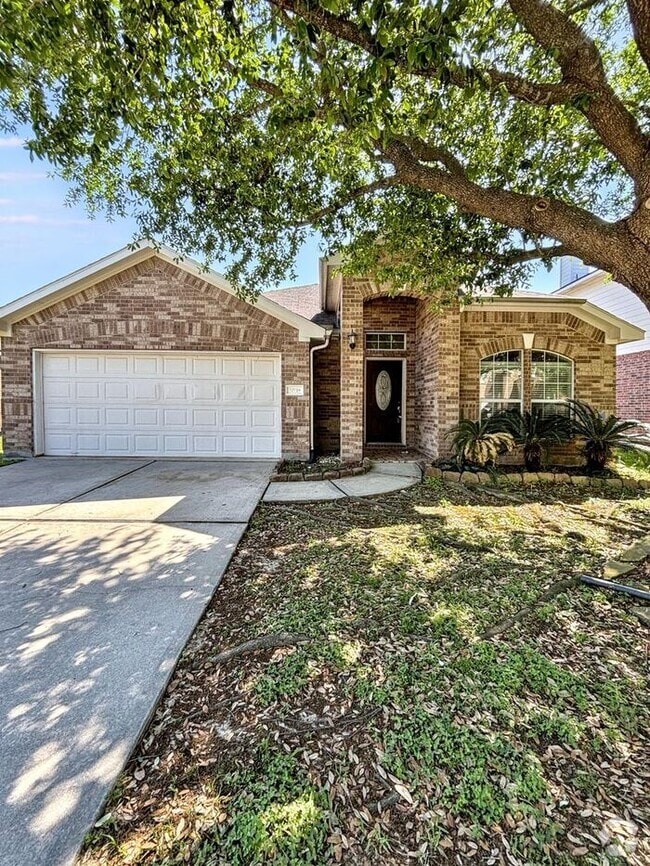 Building Photo - Spacious 3-Bedroom, 2-Bath Home with Conve...