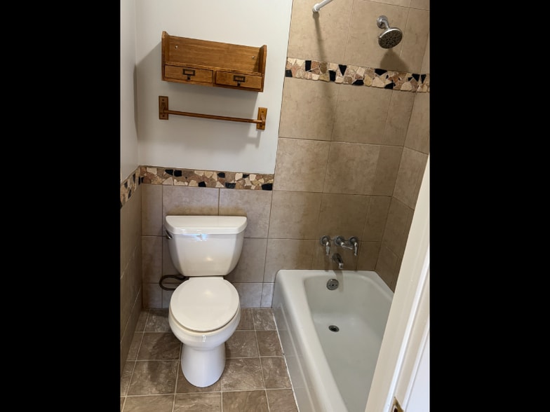 Building Photo - 515 Basswood Ave