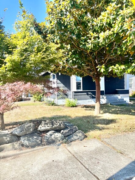 Nice corner lot for space! - 601 J Street