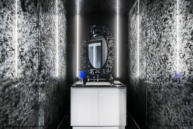 Building Photo - 18555 Collins Ave