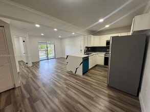 Building Photo - 300 Palm Cir W