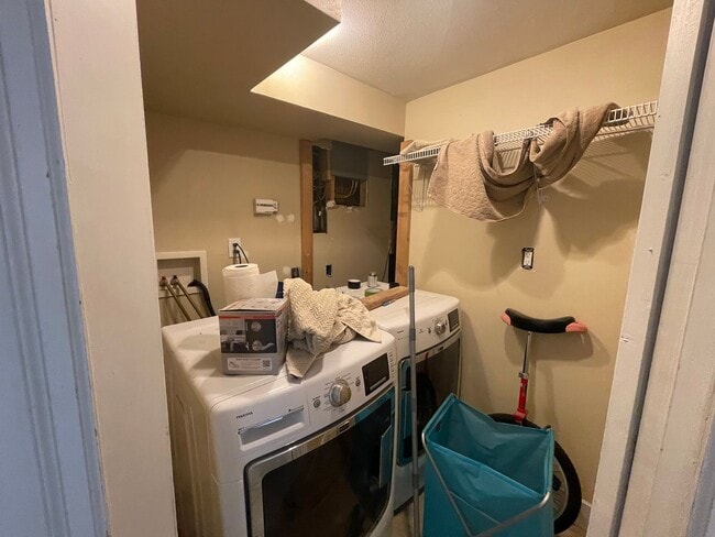 Building Photo - Lower Level to Charming 2 Bedroom Madison Valley!!