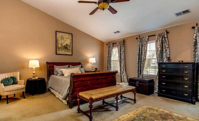 Building Photo - Gorgeous 4,000sqft  5-bed 3.5-bath Home near Chantilly Economic corridor