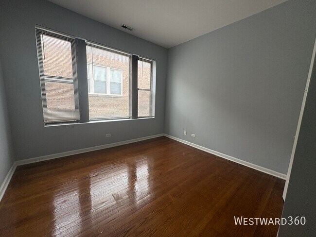 Building Photo - 707 E 62nd St