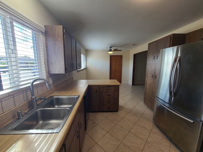 Building Photo - Spacious 4 bed 2 bath + 2 car garage & lar...