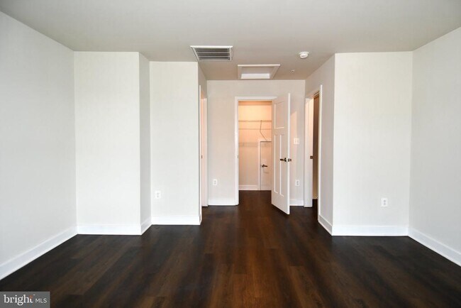 Building Photo - 4917 Crest View Dr