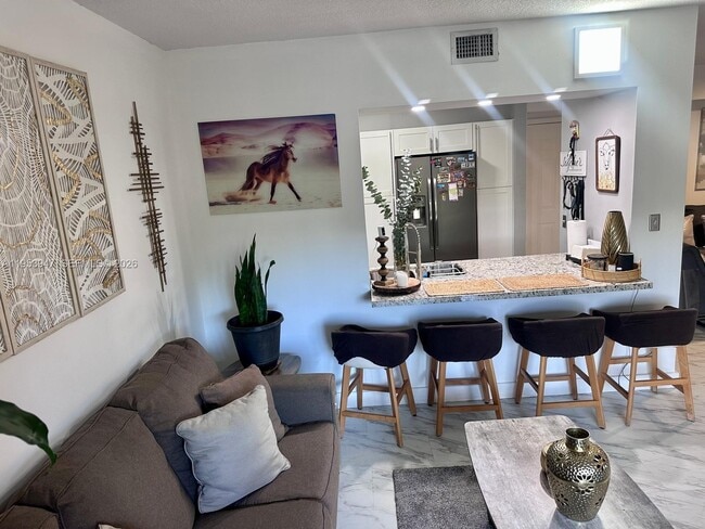 Building Photo - 9340 Fontainebleau Blvd