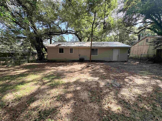 Building Photo - 2922 Oakwood Dr