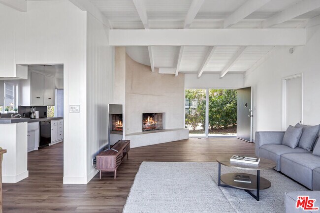 Building Photo - 9432 Sierra Mar Pl