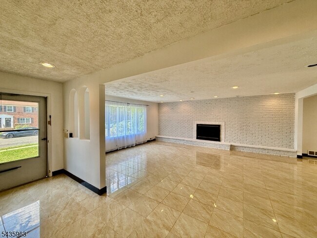 Building Photo - 65 Wabeno Ave