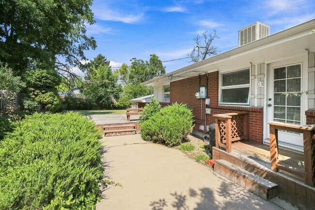 Building Photo - Large bi-level home in Littleton with 1-car garage!