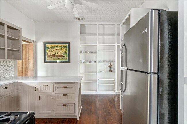 Building Photo - 806 E Main St