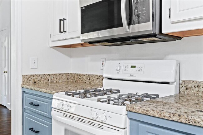 Building Photo - 204 Red Fox Ct