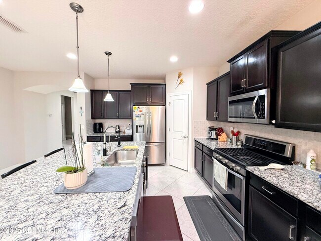 Building Photo - 119 Broomsedge Cir