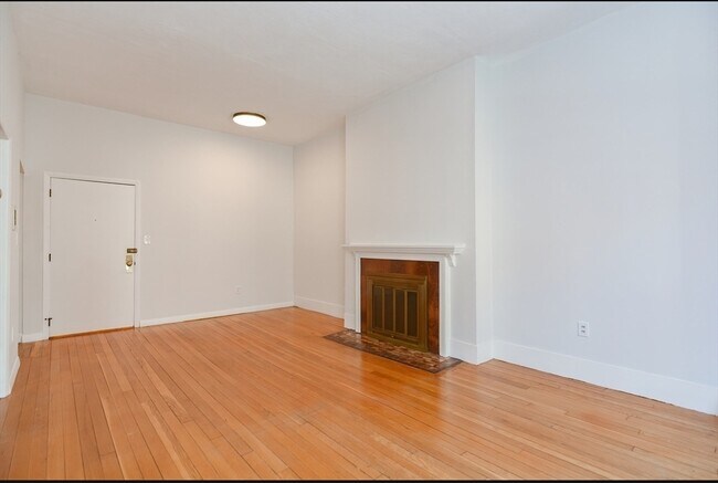 Building Photo - 922 Beacon St