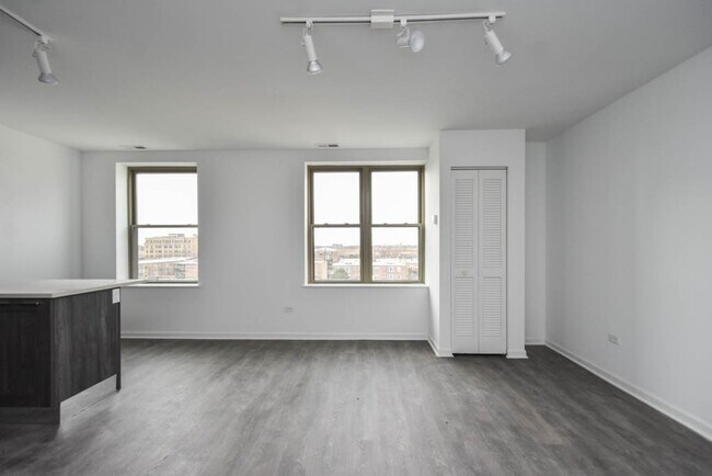 Building Photo - 940 W Winona St
