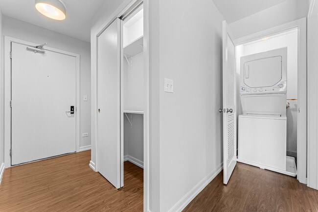 Building Photo - 6134 N Kenmore Ave