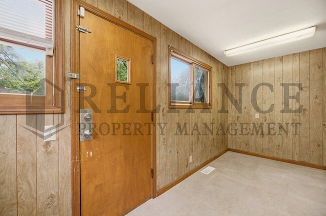 Building Photo - 1425 S Laura Ave