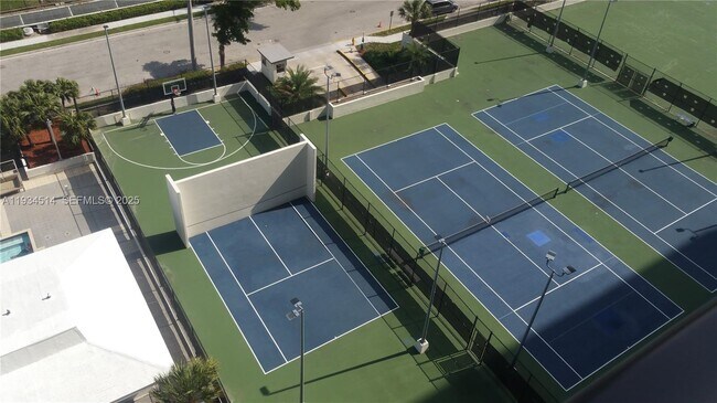 Building Photo - 600 NE 36th St