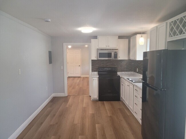 Building Photo - 1320 S Oleander Ave