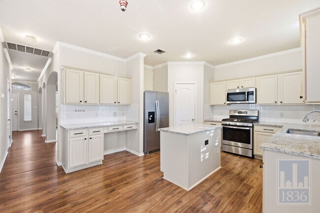 Building Photo - 1110 Water Birch