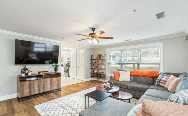 Building Photo - Two Bedrooms Available in this Three Bedroom Flat, Female Applicants!