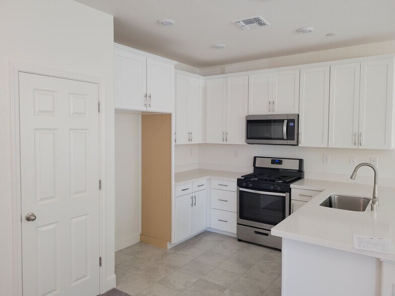 Building Photo - House:  3 Bedroom / 2.5 Bathroom - Rocklin