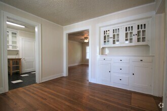 Building Photo - Charming 2/1 Downstairs Apartment Unit w/ ...