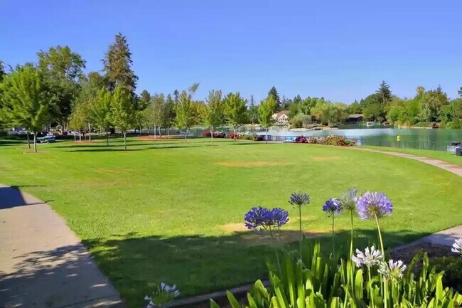 Building Photo - 861 Lake Terrace Cir