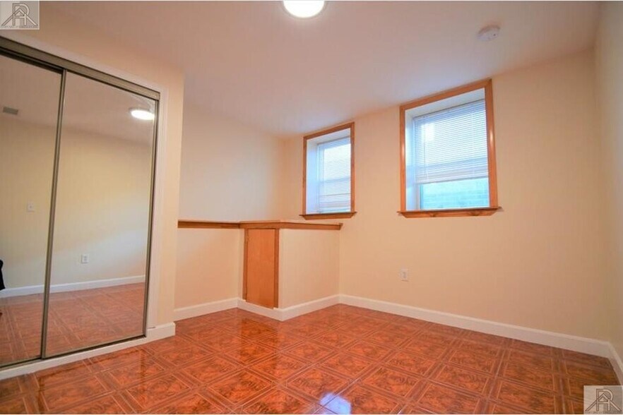 Building Photo - 73 Thatcher St