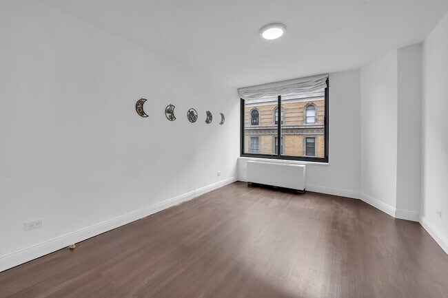 Building Photo - 155 W 70th St