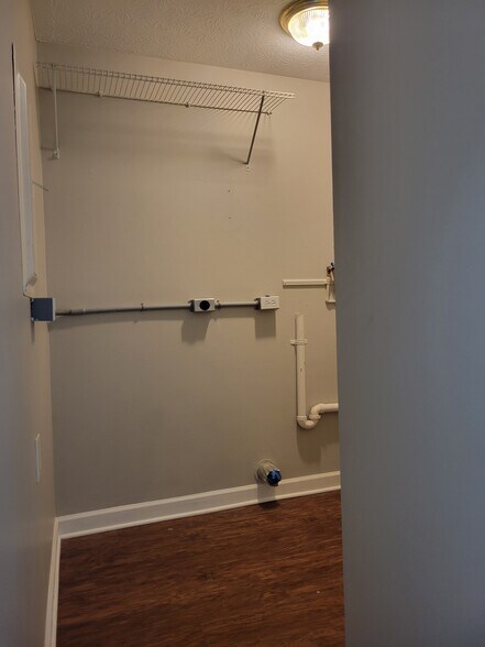 Building Photo - 4575 Walnut Rd