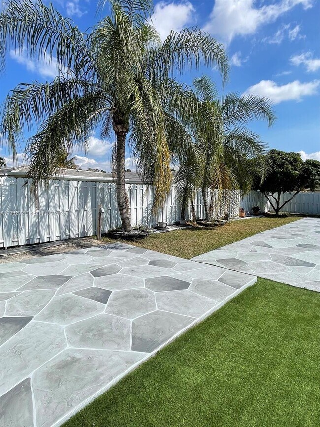 Building Photo - 8275 Shadow Wood Blvd