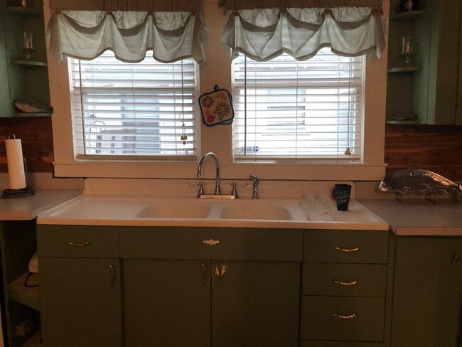 Kitchen - 1718 E Lee St