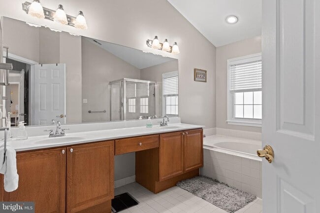 Building Photo - 8104 Creekview Dr