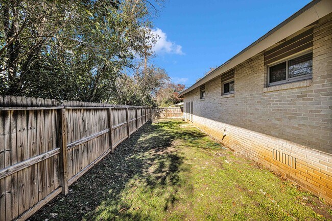 Building Photo - Oakhurst Duplex