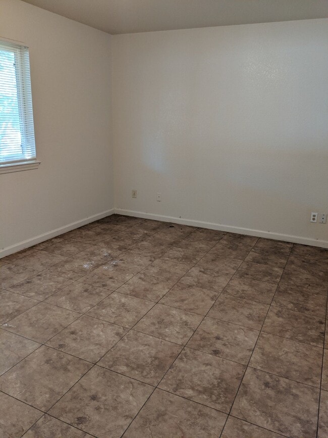 Building Photo - Coming Soon! Four Bedroom Duplex in North ...