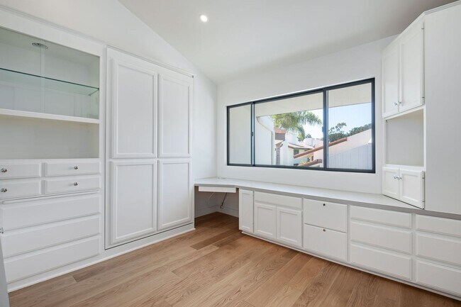 Building Photo - Fully Remodeled 2 Bed, 2 Bath East Beach T...