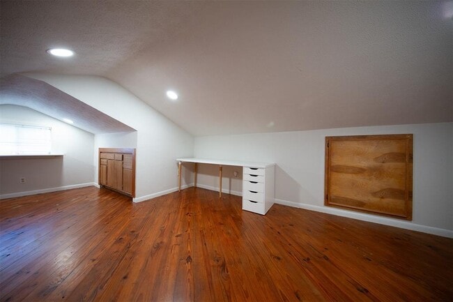 Building Photo - 8826 Robindell Dr