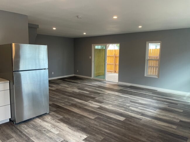 Building Photo - 2621 Wood Ave