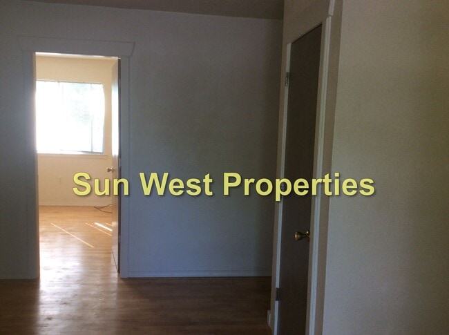 Building Photo - 2 Bed, 1 Bath, Duplex In Aztec